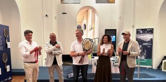 Il direttore dell'ATP Challenger 125 Francesco Cancellotti dona dei cimeli 