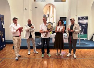 Il direttore dell'ATP Challenger 125 Francesco Cancellotti dona dei cimeli 