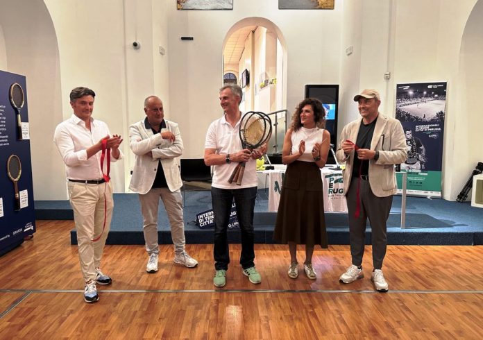 Il direttore dell'ATP Challenger 125 Francesco Cancellotti dona dei cimeli 