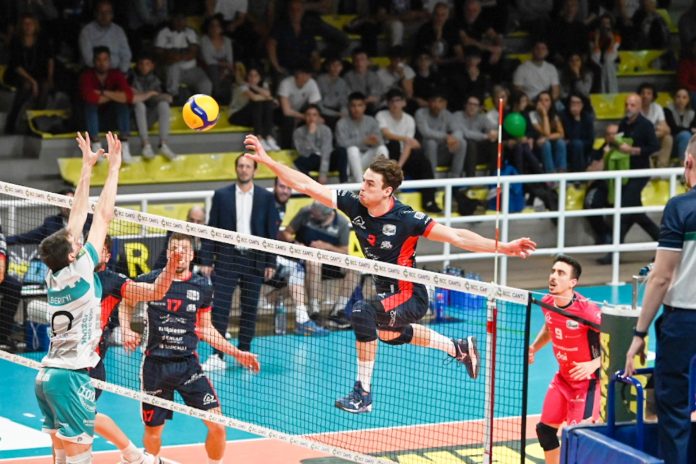 Il martello nativo di Macerata sostituisce il partente Cardenas. Il padre giocò nell'Rpa