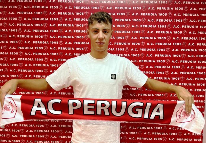 Il giovane terzino arriva in prestito dal Milan