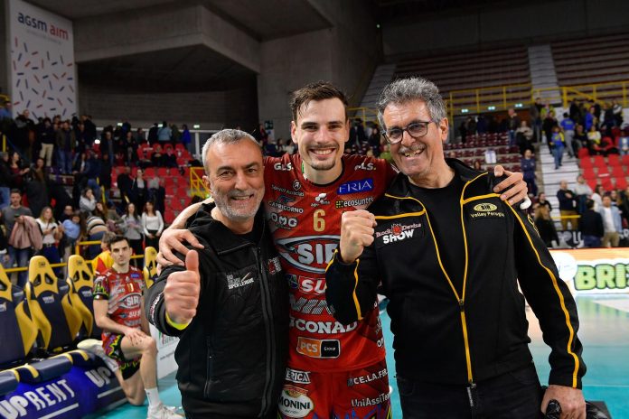 iorno di riposo per la Sir Susa Vim Perugia che, rientrata nella notte dalla trasferta di Verona, gode oggi di 24 ore di recupero. La squadra, agli ordini di coach Lorenzetti, tornerà al PalaBarton domattina per dare il via alla settimana che porta a gara 3 dei quarti di finale dei playoff scudetto in programma domenica a Pian di Massiano sempre ovviamente contro la Rana Verona. Ci arriverà una Perugia avanti 2-0 nella serie dopo la vittoria di ieri sera in gara 2. Una vittoria in rimonta come successo nel primo atto della serie. Una vittoria costruita su una crescita importante della squadra durante l'arco del match, una crescita in battuta, una crescita a muro. Fedeli al mantra di tutto l'ambiente bianconero, una vittoria da mettere subito nel cassetto, da accantonare perché i playoff sono questi e quello che conta è solo la partita successiva. A chiudere allora gara 2 le parole del presidente Sirci e di coach Lorenzetti. 