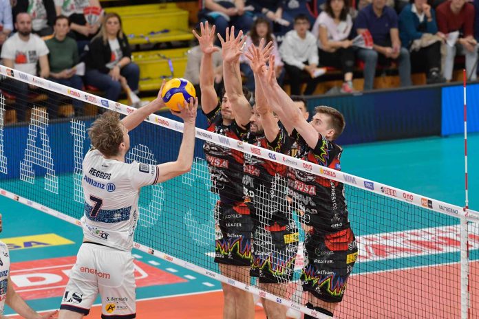 Finisce 3 a 1. La Sir Susa Vim Perugia batte la Allianz Milano, lottando e facendo vedere tutto il suo spirito di squadra quello che coach Lorenzetti sa distribuire a piene mani. Nel finale di 4 set entra Leon, dopo tante partite viste da fuori del campo, sfodera un filotto di ace che ridanno fiducia agli Umbri Niente da dire! Una bella Sir! portata avanti da un pubblico STEPITOSO, che nonostante il pranzo Pasquale viene al PalabaBarton, lo riepie e gioiosamente assiste allo show. A dare uno sguardo non si vede una fessura. Al BalaBarton, se ci fosse stata la quinta curva sarebbe stata piena (4576 spettatori). Primo set Perugia si porta avanti sul 7 a 5. Ben Tara conquista un ace e una serie di errori di Milano portandono Perugia sul 11 a 6. Milano in battuta è fallosa Perugia approfitta 15 a 11. La Sir arriva al 21 a 14, palla fuori di Ishikawa, ace di Bentara, attacco di Bentara per il 24 a 15. Primo set point annullato dalla squadra di Roberto Piazza. Chiude Plotnyskyi 25 a 17. Secondo set 7 pari e grande spettacolo, la pallavolo nel giorno di Pasqua colpisce il cuore dei perugini che sono tutti qui. Sorpasso con Plotnyskyiservito in pipe servito da un super Giannelli 9 a 8. Balbettano in ricezione i milanesi subito puniti da Perugia. Ben Tara non perdona e dai nove metri fa sfracelli (12 a 9). Time out per Perugia sul 13 pari dopo una serie di difese e contrattacchi messi a segno da Milano. Partita combattuto al centro del set, poi Perugia va avanti con un ace mentre, Porro manda in rete. 21 a 18 Ben Tara sbaglia in battuta e anche Reggers, anche Hernadez 23 a 20, senza alcuna lode. Al 24 ci si arriva grazie a una schiacciata di Plotnyskyi. Conquista il 24 a 23 la Allianz murando Ben Tara. Sbaglia Porro l'ennesima battuta. (25 a 23). Perugia avanti 2 set a 0. Terzo set Sir Susa Vim Perugia con il vento in poppa 7 a 3. Milano deve recuperare due set e ora spinge in battuta con Kaziyski. 13 pari e arriva un ace del solito Ben Tara preziosissimo (14-13). Si abbassa il livello di gioco ora è una lotta sul filo dei nevi, tanti errori non danno il giusto ritmo. La pipe di Plotnyskyiper sul 18 a 17 scuote dal tormpore. Si fatica, ma è bello così palloni che non cadono mai (20-20). Si viaggia punto a punto (21 -20) poi pari 21. Manda fuori Plotnyskyi 22 a 24, Ben Tara accorcia sul 23 a 24. Chiude Milano 25 a 23. Terzo set Entra Leon il capitano, e sembra la mossa giusta di Lorenzetti. Il set è comunque tiratissimo 14-12. 15 pari Leon in battuta forza e porta a casa un ace. Forza ancora e arriva un mezzo ace, chiuso dal muro della Sir. Non si arresta neanche difronte al time out di Piazza, terzo ace consecutivo. 18-16. Tre muri di Milano si torna in parità. Lorenzetti butta nella mischia Herrer. 20-19. Muro su una ricezione sbaglia di Milano 23 a 21. Il punto del 24 lo conqusita Leon. Due opportunità per chiudere il set ci pensa Ben Tara (MVP) con un Ace. 25 a 22.