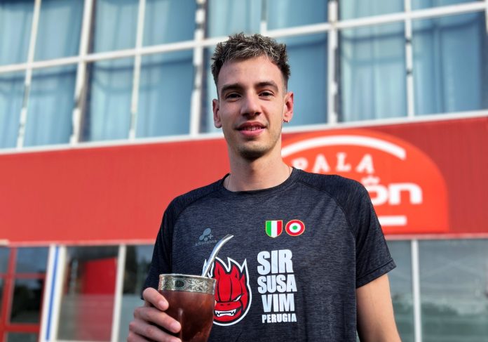 Il centrale argentino si aggrega al resto del gruppo, presto anche il giapponese. Abbonamenti: ultime ore per la prelazione