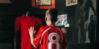 Maglia casalinga con righe bianche verticali, presenta novità anche quella da trasferta