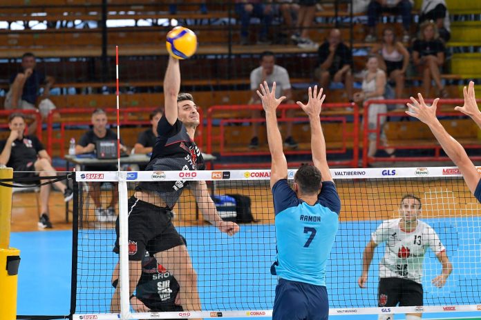 Debutto al PalaEvangelisti per la nuova Sir Susa Vim Perugia: a meno di un mese dal primo impegno ufficiale della stagione, la squadra del presidente Gino Sirci è scesa in campo per un allenamento congiunto dal sapore di campionato con Cisterna Volley. Numeroso il pubblico sugli spalti per vedere da vicino i Campioni d'Italia e il nuovo roaster. Nei primi due set coach Angelo Lorenzetti schiera Giannelli in diagonale con Ben Tara, Plotnytskyi e Semeniuk in banda, Russo e Loser al centro e Colaci libero. E' Roberto Russo a mettere il sigillo sul primo parziale con l'ace del 25-20. I Block Devils aumentano i giri dai nove metri e si tengono sempre avanti nel secondo parziale che si chiude 25-17. Nel terzo set debutto assoluto tra gli applausi per lo schiacciatore giapponese Yuki Ishikawa, che firma anche l'ace del 14-12. Il muro bianconero argina gli attacchi della formazione pontina e il parziale si chiude 25-18. Si decide di giocare anche un quarto set in cui coach Lorenzetti modifica l'assetto in campo con gli innesti Cianciotta, Zoppellari, Piccinelli e Candellaro dal primo minuto. Ishikawa porta il set ai vantaggi con la diagonale vincente del 24-24. Chiude Faure 24-26. L'ex Alessandro Piccinelli: «E' stato un inizio, si sono viste cose positive e cose sulle quali stiamo lavorando, dobbiamo crescere però è stato un buon allenamento congiunto. E' stato molto importante fare questo allenamento congiunto perché a differenza dell'allenamento quotidiano, abbiamo iniziato ad assaporare quello che è la partita. Per me è stato un susseguirsi di emozioni: ritornare qua al palazzetto è stato molto bello così come ritrovare un ambiente, come quello di Cisterna, dove mi sono trovato molto bene, ritrovare anche i miei ex compagni con i quali abbiamo condiviso una bella stagione l'anno scorso e, nel tornare qui, ritrovare i miei ex compagni con i quali avevo condiviso diverse stagioni prima. E poi vedere, durante un allenamento congiunto, un PalaEvangelisti sempre e comunque gremito di persone è sempre bello ed emozionante!». Jesus Herrera, alla sua terza stagione alla Sir Susa Vim Perugia: «Ci stiamo allenando per provare a ripetere tutti i successi dell'anno scorso e anche di più, perché quest'anno giochiamo anche la Champions e speriamo che tutto vada bene! Sono arrivato a Perugia dal primo giorno, ho lasciato quest'anno la nazionale, ancora fisicamente non sono al cento per cento, ma aspetto che all'inizio della stagione possa dare una mano alla squadra. Per questo terzo anno consecutivo con la maglia della Sir Perugia, la mia ambizione è giocare un po' di più dell'anno scorso, sto lavorando per quello. Le mie ambizioni? Vincere tutto anche quest'anno!» IL TABELLINO SIR SUSA VIM PERUGIA – CISTERNA VOLLEY 3-1 Parziali: 25-20, 25-17, 25-18, 24-26 SIR SUSA VIM PERUGIA: Giannelli 6, Ben Tara 6, Loser 8, Russo 9, Semeniuk 5, Plotnytskyi 11, Colaci (lib), Zoppellari, Candellaro 4, Herrera 9, Ishikawa 13, Piccinelli n.e. Solè All. Angelo Lorenzetti, vice all. Massimiliano Giaccardi. CISTERNA VOLLEY: Baranowicz, Faure 12, Mazzone 2, Nedeljkovic 6, Ramon 11, Tamuri 8, Pace (lib), Fanizza, Diamantini 1, Rivas 3, Finauri (lib)