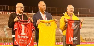 Calcio e solidarietà. È stato questo il binomio che ha accompagnato il derby umbro Perugia-Gubbio dove per un momento si è messa da parte la rivalità sportiva per scendere in campo tutti insieme nella lotta contro il cancro.