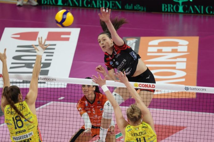 Come da pronostico la corazzata veneta prende i tre punti al PalaBarton (0-3). La Bartoccini MC Restauri offre buone trame di gioco e un buon temperamento. Giovi: 