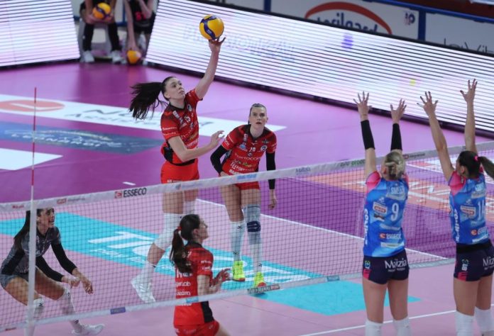 Una bella Perugia fa suo il primo set e lotta nei restanti, ma esce dal Pala Igor senza punti. Ungureanu: “Dobbiamo essere più ciniche, io per prima”