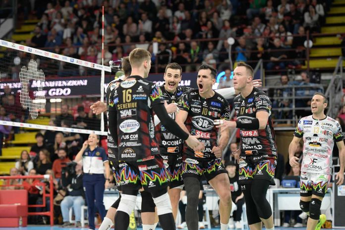 Perugia, sopra di due, si fa pareggiare. Al tie-break gli uomini di Lorenzetti sono implacabili 