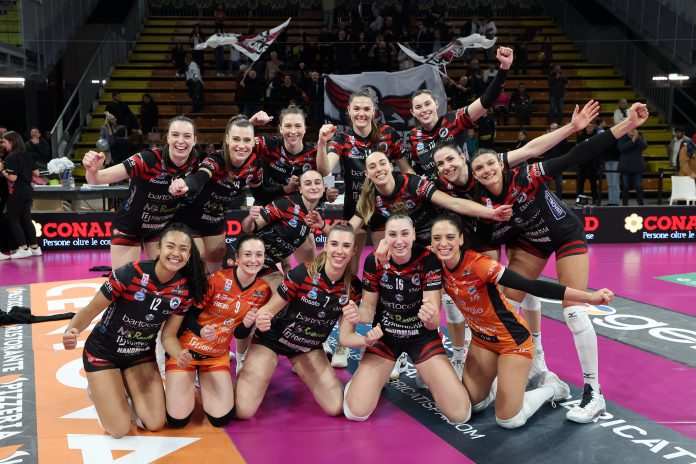 Grande prestazione della Bartoccini MC Restauri contro le piemontesi di Bernardi. Avanti di due set, le ragazze di Giovi la spuntano al tie-break. Il coach perugino: 