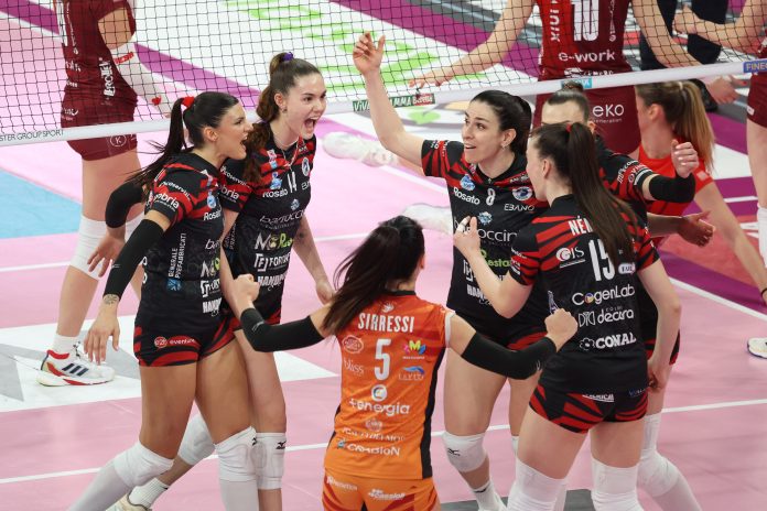 Sconfitta al quinto set per la squadra di Giovi che sale a quota 22 e aspetta il turno infrasettimanale per centrare l'obiettivo stagionale. Il coach: 