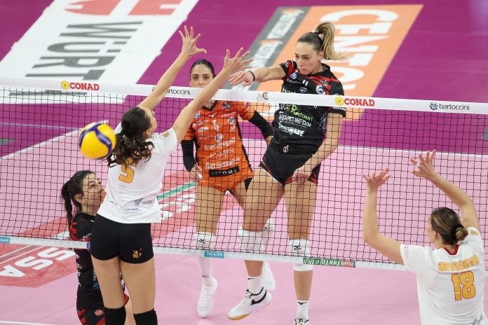 Altra sfida salvezza per la Bartoccini MC Restauri in casa di Roma. Diretta streaming su Volleyball World TV