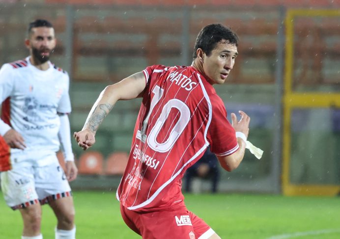 La strada si spiana con le reti di Kanoute e Matos, ma i locali la ribaltano